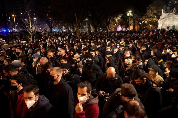 Arestări şi răniţi, în a treia zi de manifestaţii din Spania, după ce un rapper devenit simbol al libertății de exprimare a fost condamnat la închisoare
