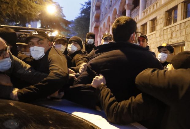 Zeci de arestări în Georgia, în urma protestelor opoziției, care cere alegeri anticipate