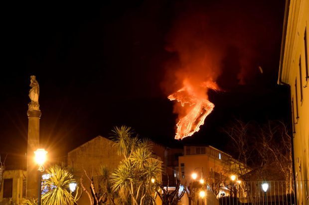 VIDEO | Noi imagini spectaculoase cu vulcanul Etna. A erupt de patru ori în patru zile!