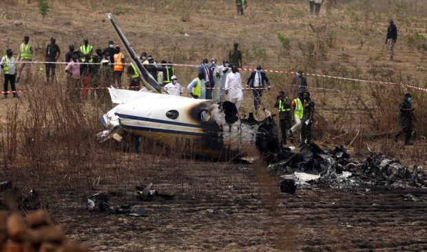 VIDEO | Un avion militar s-a prăbușit în Nigeria, chiar lângă aeroportul de unde decolase. Pilotul și pasagerii au murit
