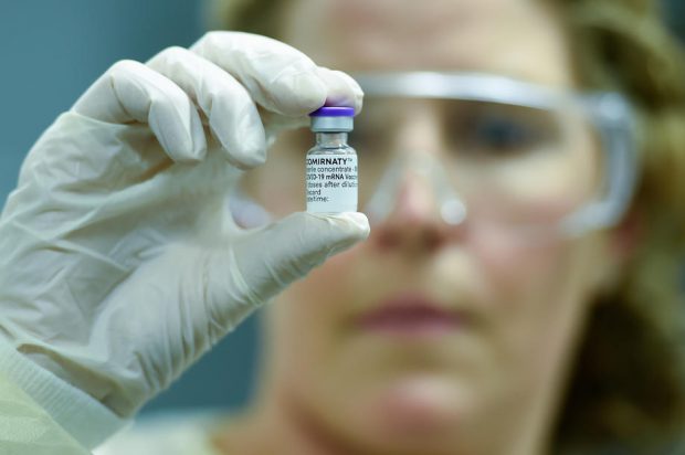 Datele campaniei britanice de vaccinare indică o scădere cu 72% a infecțiilor după administrarea primei doze de vaccin Pfizer