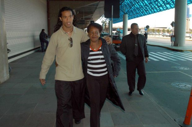 Mama lui Ronaldinho a murit din cauza COVID-19. Femeia era internată în spital de două luni