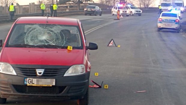 Polițiști loviți în plin de un autovehicul. Oamenii legii dirijau circulația pe o stradă din Galați unde se formase o groapă de mari dimensiuni