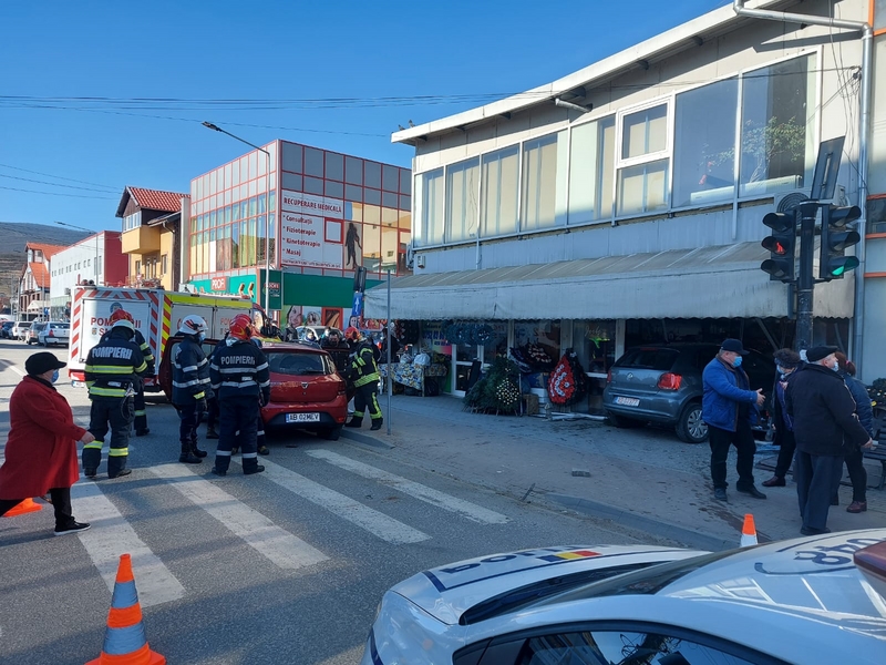O mașină s-a oprit într-o florărie din Alba Iulia, plină de clienți, după ce a luat pe capotă o femeie. Doi copii au suferit atacuri de panică