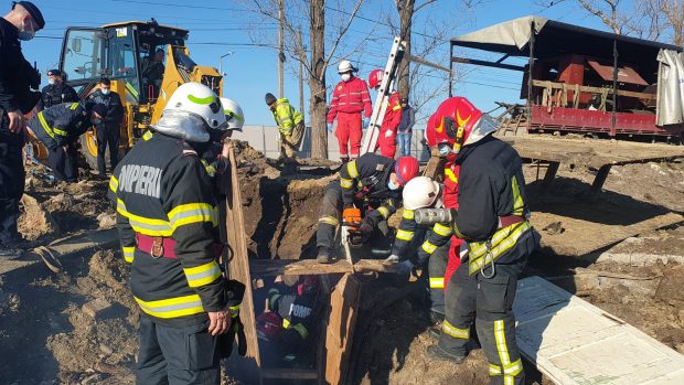 Un tânăr de 25 de ani a murit după ce un mal de pământ s-a surpat peste el: „Erau la finalul lucrărilor, a coborât să ia o scară”