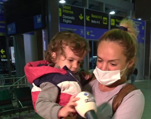 Simona Hapciuc a revenit în țară după eliminarea de la „Survivor România”. Reacția fiului de 3 ani, atunci când a văzut-o pe aeroport