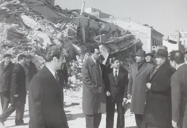 Zece povești de coșmar de la cutremurul din 4 martie 1977. „Cerul e crăpat brusc, de parcă ar urma să se frângă în două. Se aud detunături îndepărtate” – Imagini de arhivă