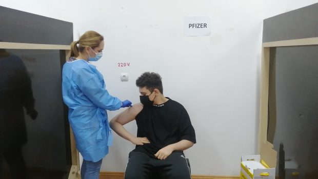 Cel mai tânăr român care s-a vaccinat anti-COVID are 16 ani şi este din Bucureşti: „Nu mi-a fost teamă”