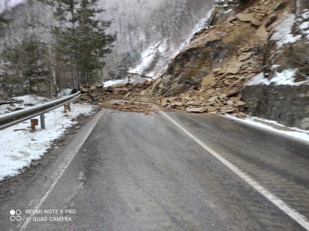 DN 10 este blocat în zona Siriu de 16 ore, după ce o stâncă s-a prăbușit și a blocat drumul. Autoritățile vor să îndepărteze rocile cu explozibil