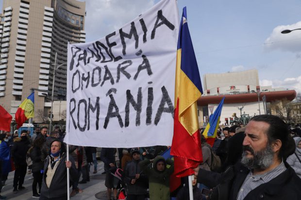 Sondaj INSCOP: Peste 65% dintre români cred că pandemia de COVID a fost provocată de elitele globale