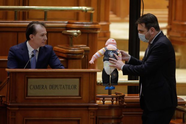 Scandal în Parlament, la dezbatere bugetului. Discursul premierului Florin Cîțu, bruiat de reprezentații PSD: „Din reacții, înțeleg că n-ați citit bugetul sau nu știți să citiți”