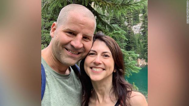 Mackenzie Scott, fosta nevastă a lui Jeff Bezos și una dintre cele mai bogate femei din lume, a divorțat de cel de-al doilea soț