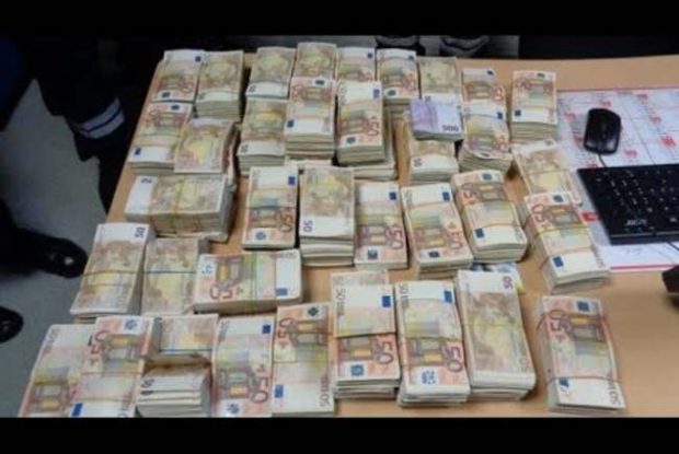 Un agent arădean de poliţie a fost reținut în cazul jafului de 300.000 de euro de la Pâncota, după ce a ținut „de șase” în timpul tâlhăriei