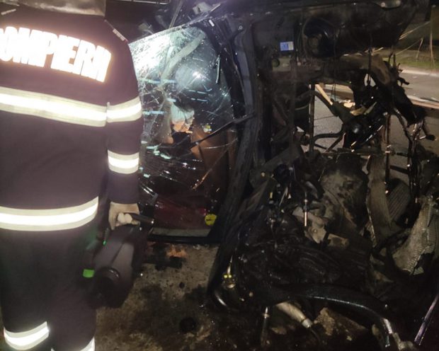 Imagini de coșmar pe DN 18 joi noapte: Un tânăr a murit după ce a lovit cu maşina un stâlp electric