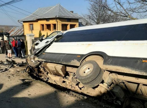 Impact între un autoturism și un microbuz, în Buzău. Trei pasageri, la spital