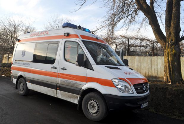 O fetiță de aproape doi ani, rănită grav în urma unei violențe în familie. Copila, tăiată la cap după ce tatăl a aruncat cu scaunul într-un geam