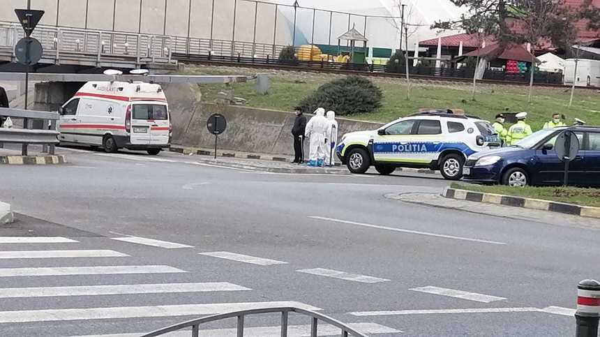Ambulanță în misiune blocată aproape o oră sub un pasaj, în Rm. Vâlcea, șoferul nu a realizat cât de înaltă e mașina