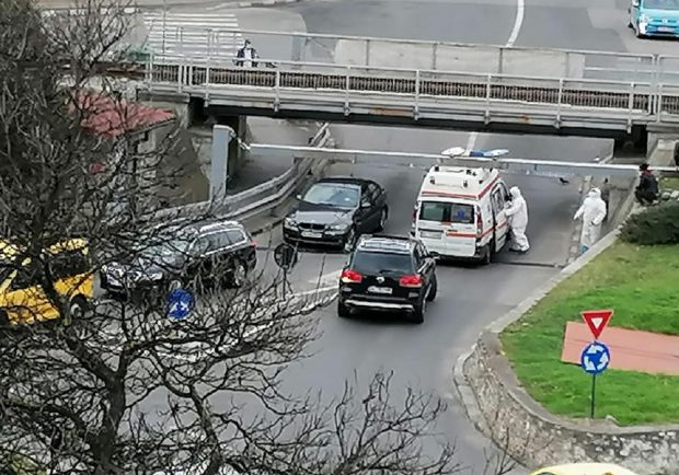 Ambulanță în misiune blocată aproape o oră sub un pasaj, în Rm. Vâlcea, șoferul nu a realizat cât de înaltă e mașina