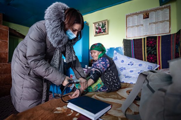 Reportaj de 1 Martie. Locul unde șansa a mii de oameni la îngrijire medicală depinde de rezistenţa unei femei, care merge zilnic pe jos zeci de kilometri
