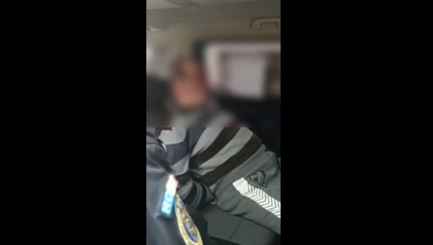 Un bărbat și-a amenințat cu toporul soția și nora. Femeile au sărit pe geam de teama atacatorului