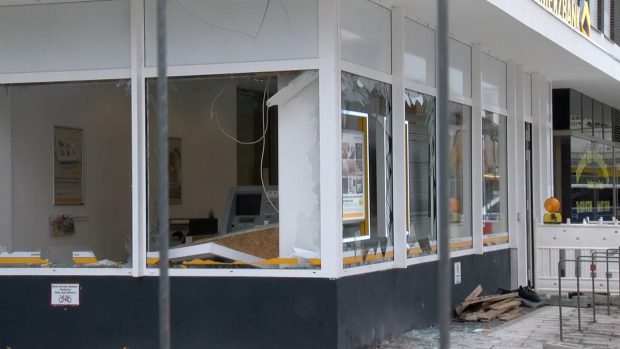 Un român a plecat cu bancomatul în mașină din foaierul unei bănci din Austria: „Am o fiică bolnavă, aveam nevoie de bani!”