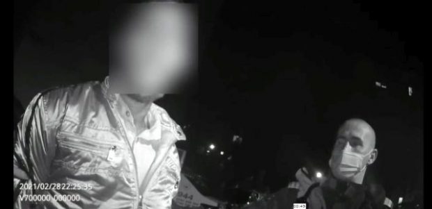 Elev din Arad, scuipat și lovit într-un tramvai de un fals controlor de bilete. Agresorul a fost reținut