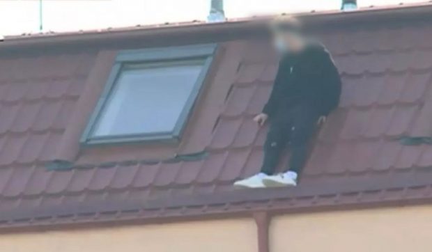Un tânăr s-a aruncat de pe un bloc, în București, după 2 ore de discuții cu polițiștii veniți să-l convingă să nu sară