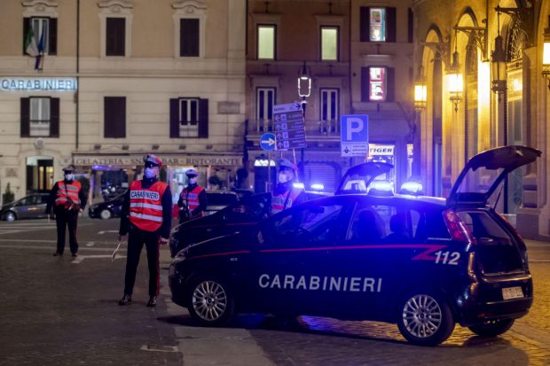 O româncă a fost atacată și stropită cu acid, pe o stradă din Roma. Poliția îl caută pe agresor