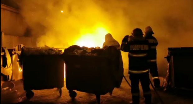 VIDEO | Incendii în serie la Galați. Zeci de persoane au fost evacuate dintr-un bloc, după ce ușa unui apartament a fost incendiată
