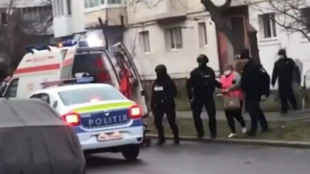 Comisarul care a coordonat acțiunea Poliției la Onești, unde au fost uciși doi oameni, a fost dus de urgență la spital