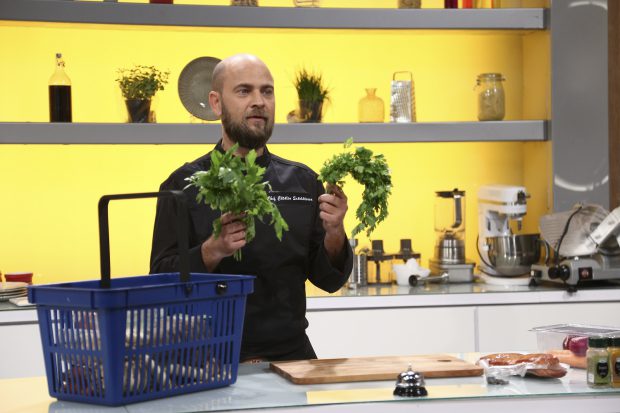 Imagine Stire „Chefi la cuțite” 2021- sezonul 9. Cosmin Seleși se prezintă în fața juraților cu un preparat special | 2review.ro
