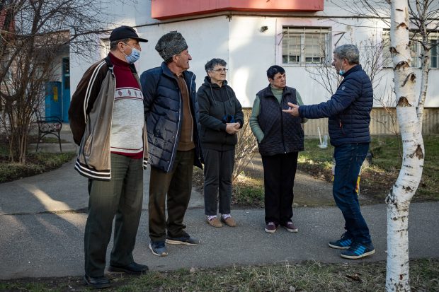 Reportaj din Onești, un oraș sfâșiat după eșecul Poliției: „Și cu praștia puteau să dea, dar s-au temut!”