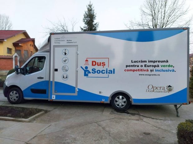 O mașină cu un duș mobil pornește pe străzile Iașului pentru a ajuta persoanele fără adăpost