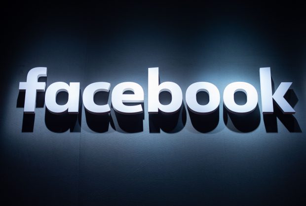 Ochelarii inteligenți dezvoltați de Facebook ar putea fi dotați cu recunoaștere facială