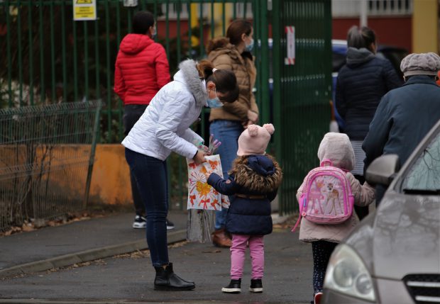 Tradiția nu s-a oprit în timpul pandemiei. Flori și mărțișoare pentru profesorii din București