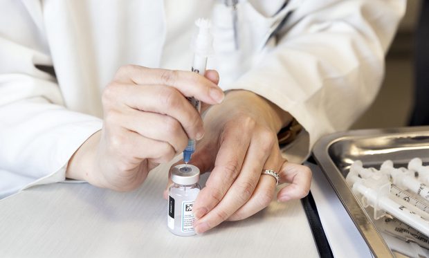 Anglia impune vaccinarea anti-COVID obligatorie pentru angajații din sănătate. ”Trebuie să evităm răul ce poate fi prevenit”