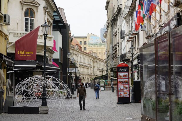 Magazinele se închid de la 18.00, în weekend, în zonele cu rata de infectare de peste 6. Lista restricțiilor decise de autorități