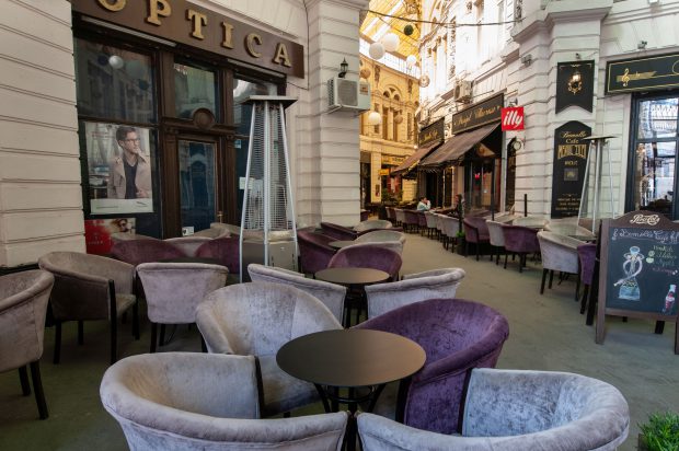 În ianuarie, premierul Cîțu le spunea angajaților din HORECA, frizerii sau bănci că vor avea prioritate în etapa a treia. Acum, autoritățile s-au răzgândit