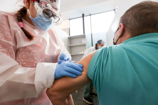 Bărbat cu COVID, ieșit din izolare ca să se vaccineze din nou, în Botoșani. A fost prins când i s-au verificat datele