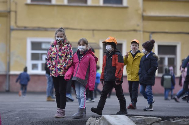 Anul școlar ar putea să înceapă mai devreme, pentru a avea o durată mai lungă, anunță ministrul educației