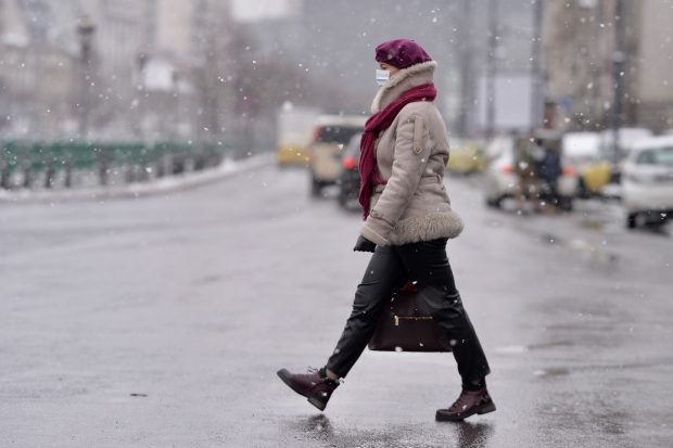 Vine ninsoarea în București. Temperatura scade puternic