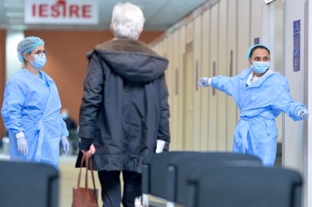 Ce trebuie să facă o persoană sănătoasă, aflată în carantină, care trebuie să meargă să-și facă rapelul