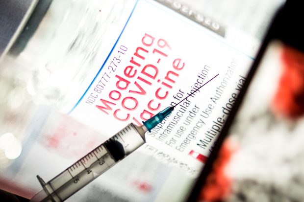 Femeie plimbată între centrele de vaccinare, după ce medicii i-au spus că nu deschid o doză doar pentru ea. Ajunsă la al doilea centru, ea tot nu a fost imunizată