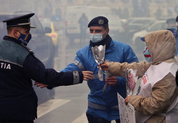 Jandarmii și polițiștii au primit flori de 1 martie chiar de la protestatarele din fața Ministerului Muncii