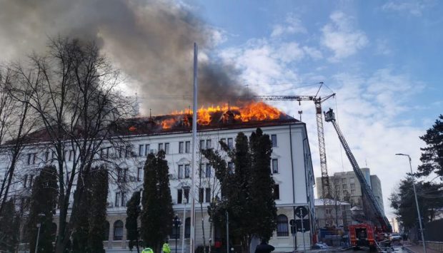 Incendiu de proporții la Suceava. Arde clădirea în care sunt Prefectura și Consiliul Județean