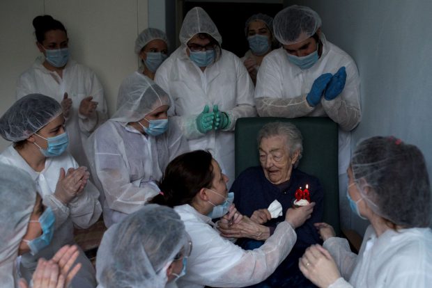 Reinfectările cu COVID sunt rare, dar tot vârstnicii rămân cei mai expuși acestui pericol, potrivit unui studiu. „Asta arată cât de important e să vaccinăm toți oamenii de peste 60 de ani”