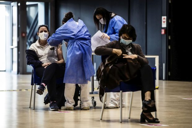Vaccinul Pfizer ar putea fi mai puțin eficient în cazul persoanelor care suferă de obezitate, sugerează un studiu italian