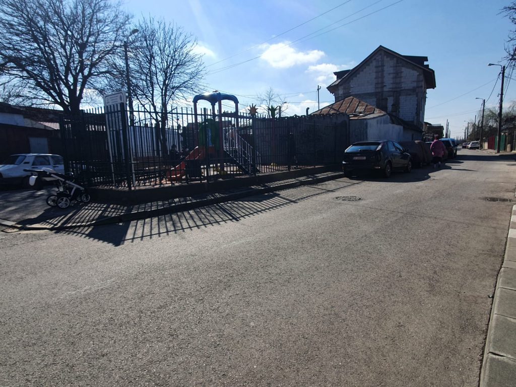 Pericolul din cartierul bucureștean în care două fete au murit într-un accident. Administrația Străzilor promite de 9 luni limitatoare de viteză, dar nu le-a pus