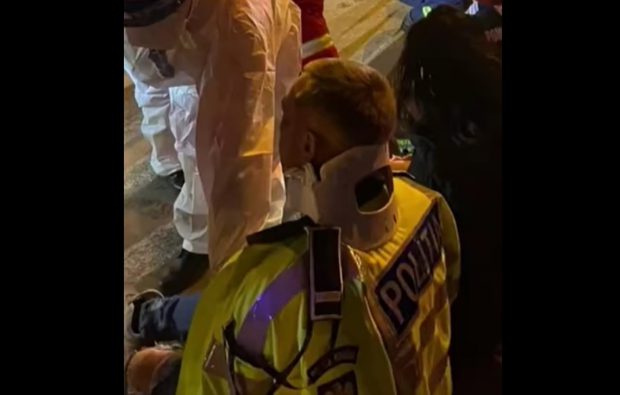 VIDEO | Un polițist din Constanța i-a dat geaca de pe el victimei unui accident rutier grav, care tremura de frig