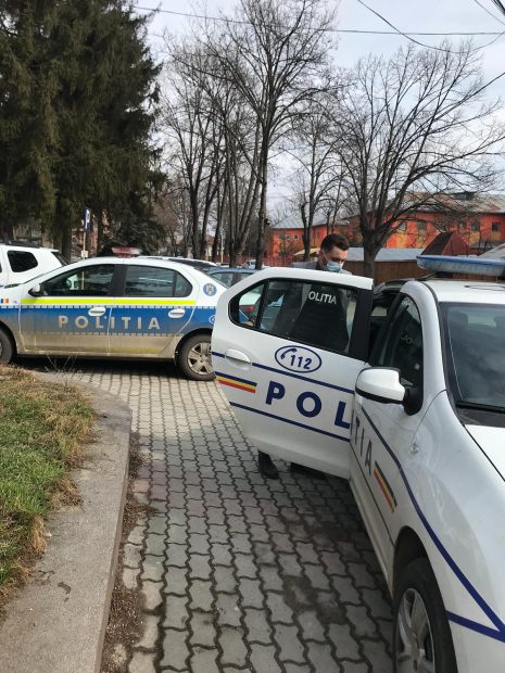 Percheziţii în două mari complexuri comerciale din Bucureşti şi Ilfov. Peste 1.000 de saci cu haine și parfumuri contrafăcute, ridicați de polițiști